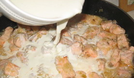 спагетти в сливочно-сырном соусе с семгой