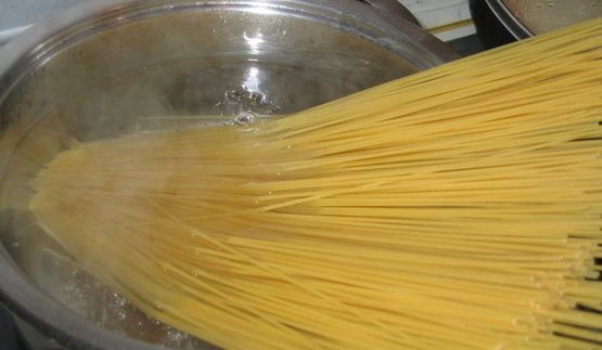 спагетти в сливочно-сырном соусе с семгой