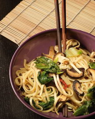 Яичная пшеничная лапша с грибами шиитаке, мисо и жареным салатом