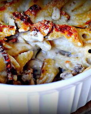 Запеченная паста с колбасой и помидорами