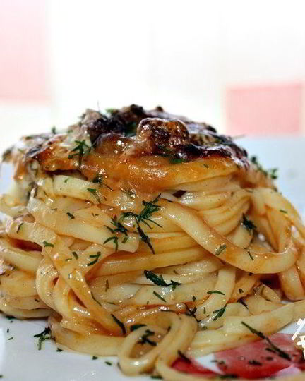 Рецепт запеченных под сыром гнезда-спагетти с фаршем и грибами