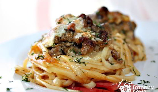 запеченные под сыром гнезда-спагетти с фаршем и грибами