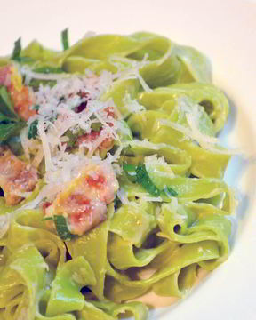 Зеленая паста феттучини карбонара