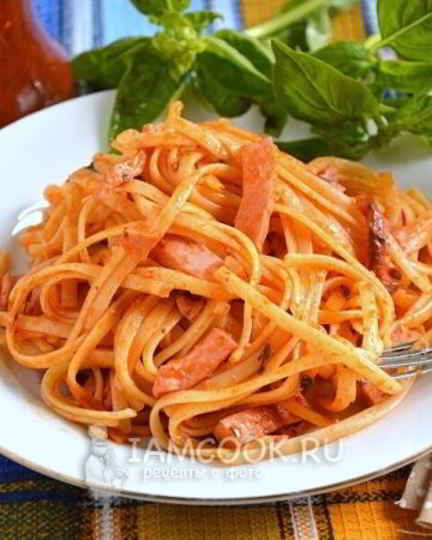 Рецепт жареных макарон с колбасой в томатном соусе