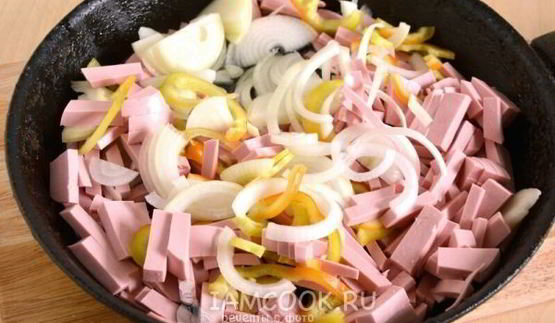 жареные макароны с колбасой в томатном соусе