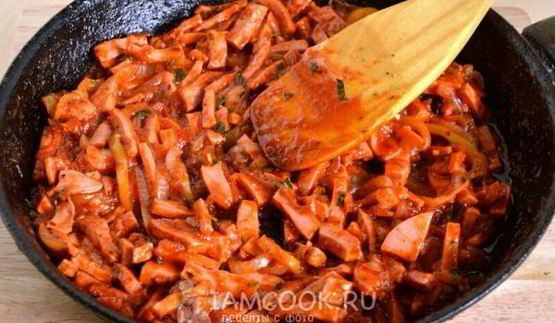 жареные макароны с колбасой в томатном соусе