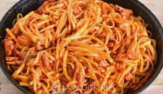 жареные макароны с колбасой в томатном соусе