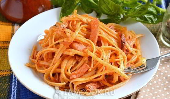 жареные макароны с колбасой в томатном соусе