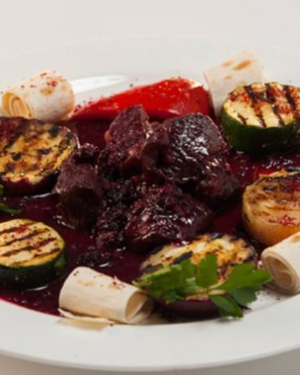 Рецепт баранины, томленной с ежевикой в пивном соусе