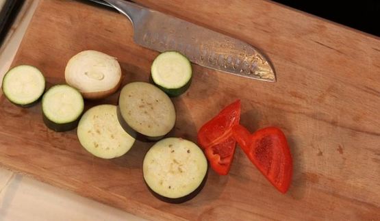 баранина, томленная с ежевикой в пивном соусе