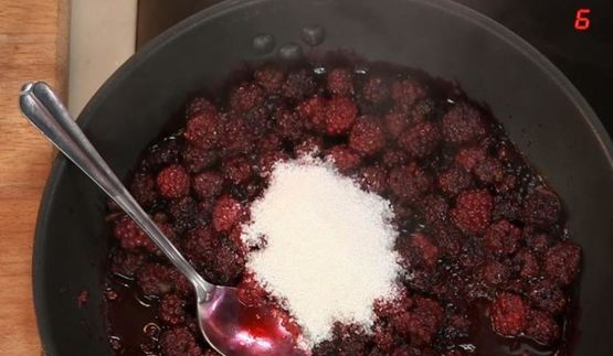 баранина, томленная с ежевикой в пивном соусе