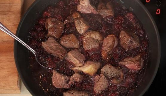 баранина, томленная с ежевикой в пивном соусе