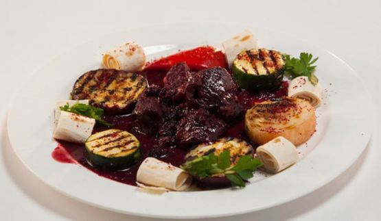 баранина, томленная с ежевикой в пивном соусе