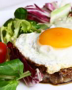 Бифштекс рубленый с яйцом