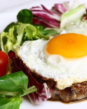 Бифштекс рубленый с яйцом