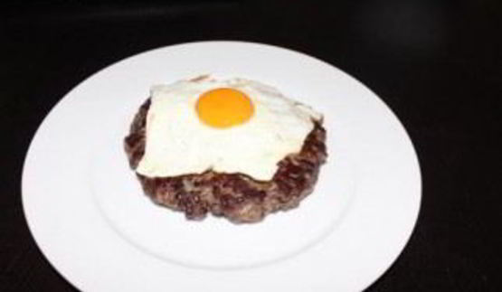 бифштекс рубленый с яйцом