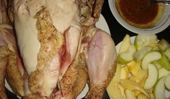 домашняя курица, фаршированная яблоками и айвой