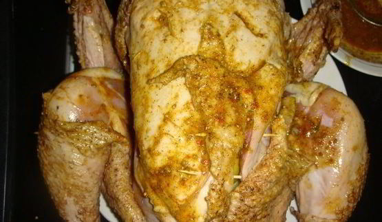 домашняя курица, фаршированная яблоками и айвой