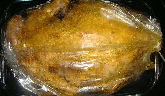 домашняя курица, фаршированная яблоками и айвой