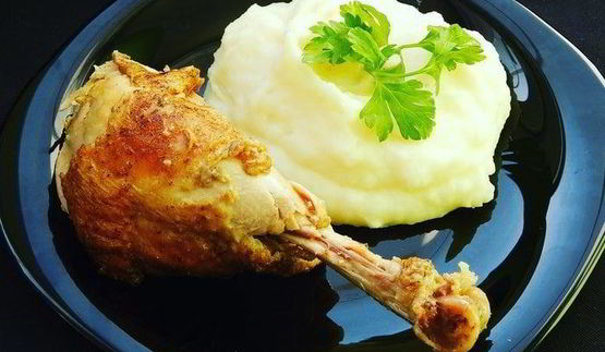 домашняя курица, фаршированная яблоками и айвой