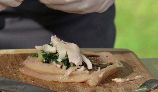 фаршированная куриная грудка с теплым салатом