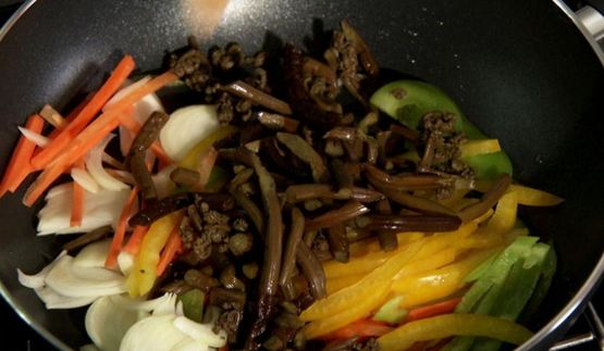 фаршированная куриная грудка с теплым салатом