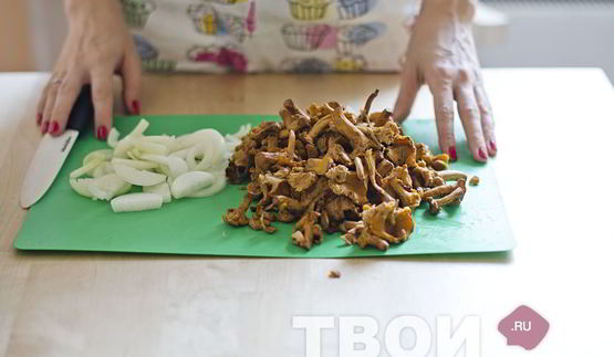 филе индейки в горшочках с овощами и лисичками