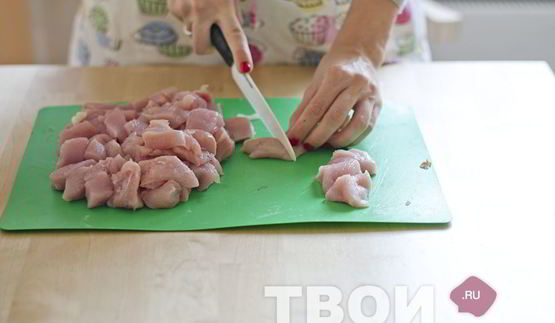 филе индейки в горшочках с овощами и лисичками