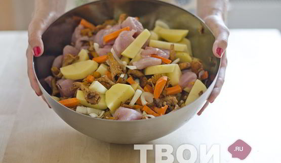 филе индейки в горшочках с овощами и лисичками