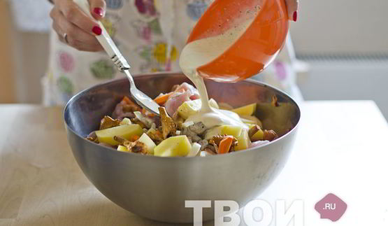 филе индейки в горшочках с овощами и лисичками