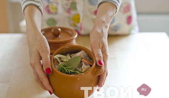 филе индейки в горшочках с овощами и лисичками