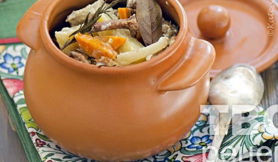 филе индейки в горшочках с овощами и лисичками