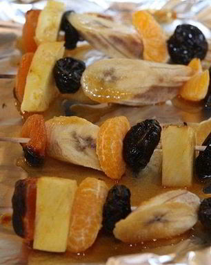 Фруктовые кебабы под апельсиново-медовым соусом