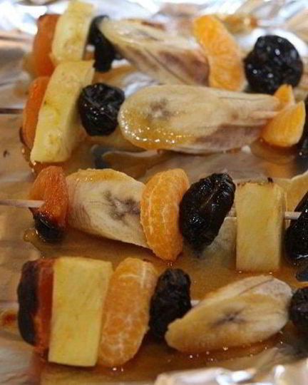 Рецепт фруктовых кебабов под апельсиново-медовым соусом