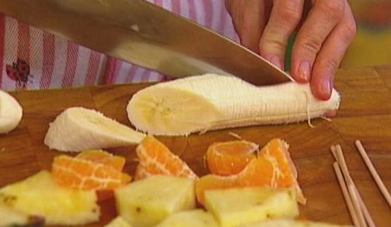 фруктовые кебабы под апельсиново-медовым соусом