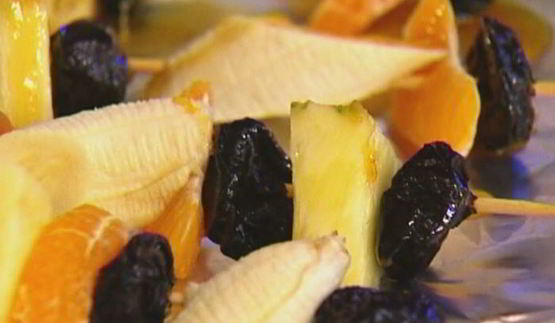 фруктовые кебабы под апельсиново-медовым соусом