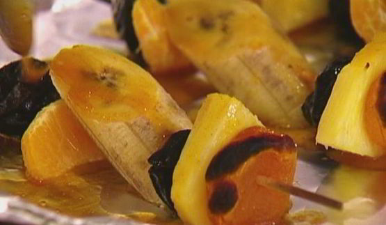 фруктовые кебабы под апельсиново-медовым соусом