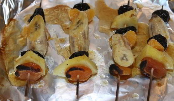 фруктовые кебабы под апельсиново-медовым соусом