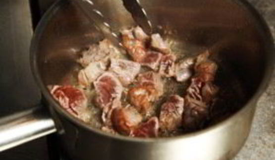 говядина с картошкой на сковороде