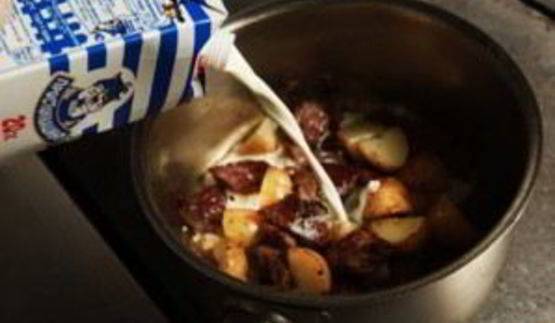 говядина с картошкой на сковороде