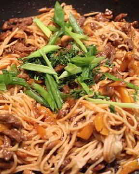 Говядина с лапшой в кисло-сладком соусе