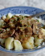 Говядина с луком-пореем и грибами