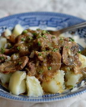 Говядина с луком-пореем и грибами