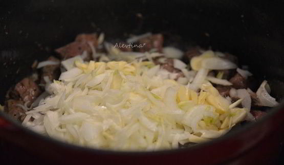 говядина с луком-пореем и грибами