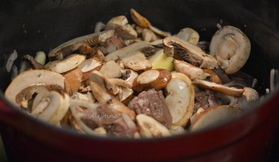 говядина с луком-пореем и грибами