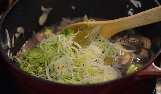 говядина с луком-пореем и грибами