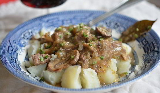 говядина с луком-пореем и грибами