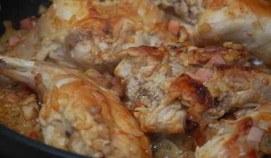 кролик с маслинами и коньяком