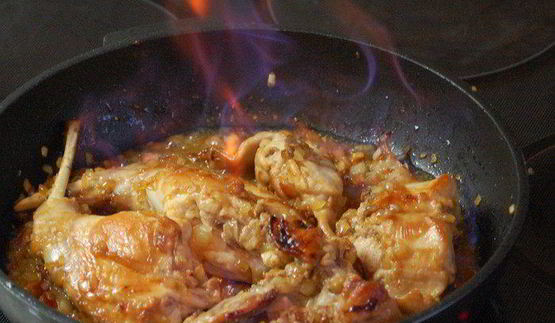 кролик с маслинами и коньяком