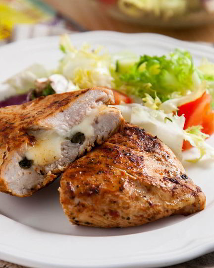 Рецепт куриной грудки, фаршированной моцареллой и каперсами